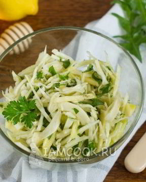 Салат из одуванчиков, капусты и яблок