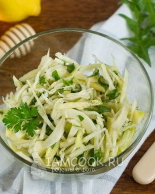 Салат из одуванчиков, капусты и яблок