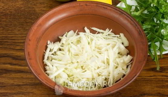 салат из одуванчиков, капусты и яблок