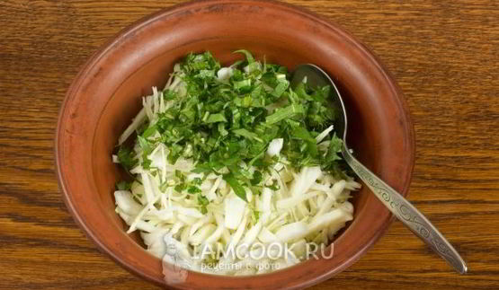 салат из одуванчиков, капусты и яблок