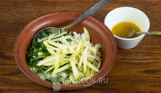 салат из одуванчиков, капусты и яблок