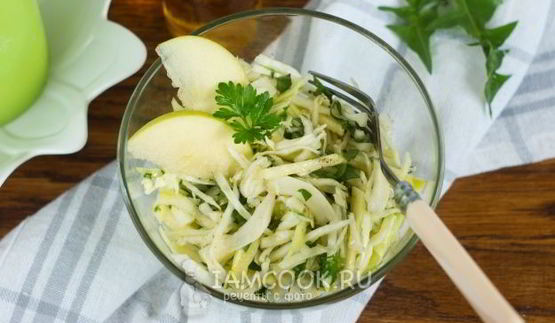 салат из одуванчиков, капусты и яблок