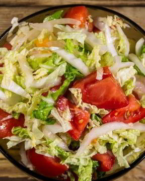 Салат из пекинской капусты с помидорами