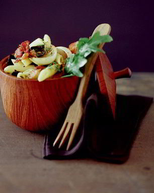 Салат из пенне с беконом