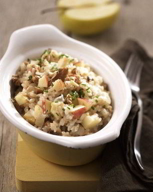 Салат из риса со скумбрией, белыми грибами и яблоками