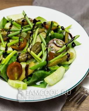 Салат из шпината и огурцов