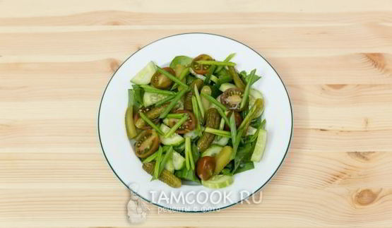 салат из шпината и огурцов