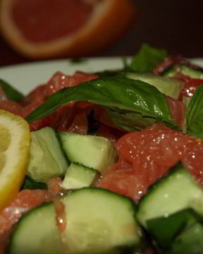 Салат из шпината с семгой, грейпфрутом, огурцами