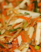 Салат из свежей капусты с яблоком и морковью