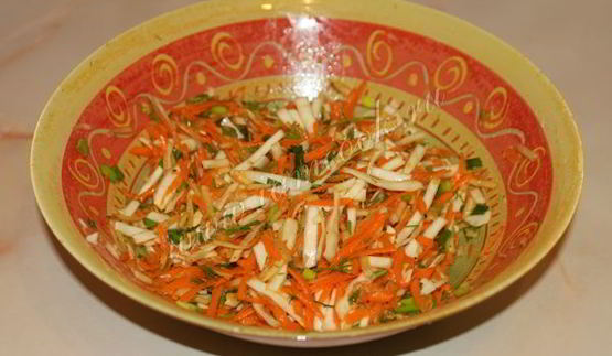 салат из свежей капусты с яблоком и морковью