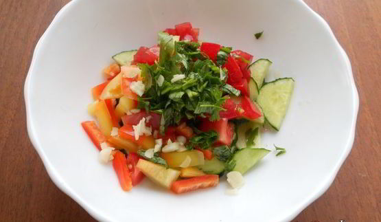салат из свежих овощей с сыром тофу