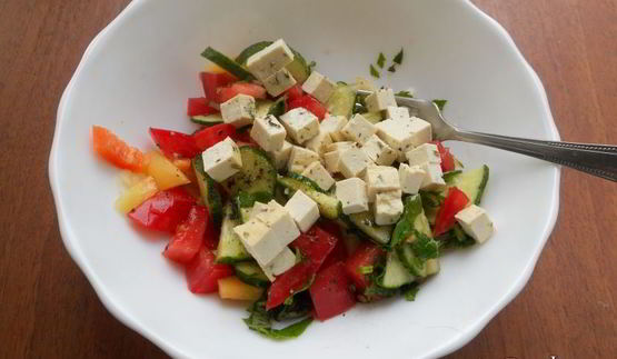 салат из свежих овощей с сыром тофу