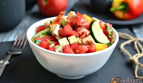 салат из свежих овощей с сыром тофу