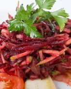 Салат из сырой свеклы с томатами