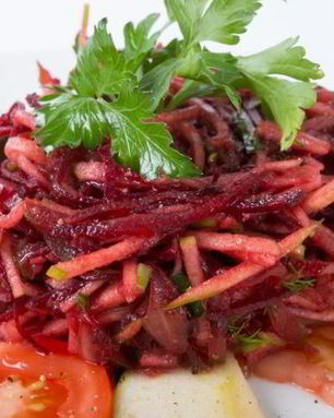 Салат из сырой свеклы с томатами