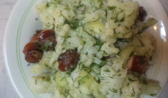 салат из цветной капусты с охотничьими колбасками
