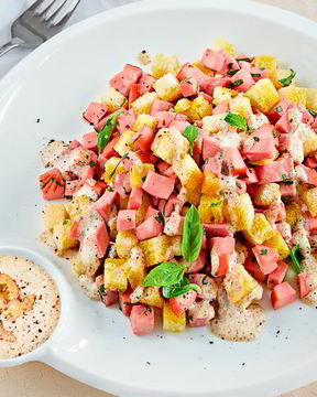 Салат из вареной колбасы, ветчины и пряной зелени с заправкой из сыра бри и грецких орехов