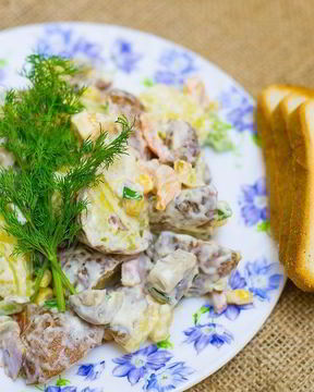 Салат из ветчины и кукурузы