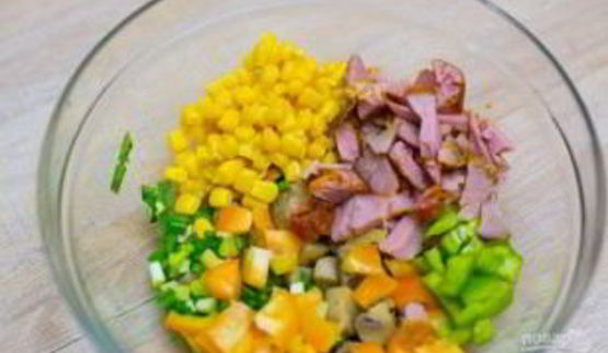 салат из ветчины и кукурузы