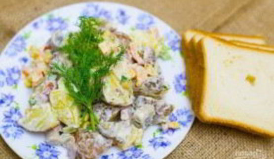 салат из ветчины и кукурузы