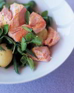 Салат из запеченного лосося с кресс-салатом