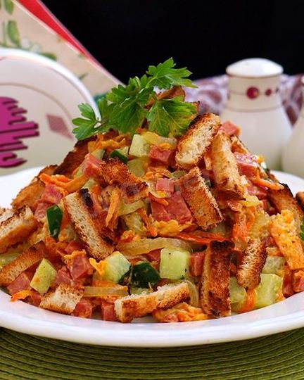 Рецепт салата морковь колбаса сухарики