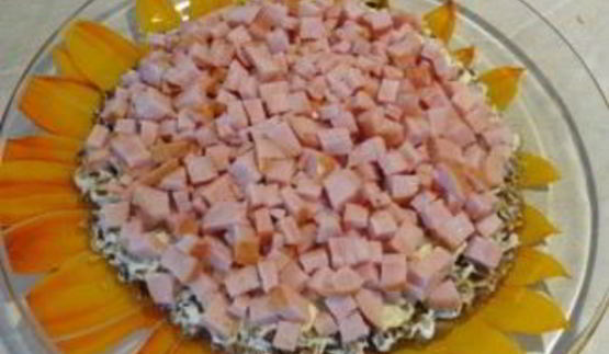 салат подсолнух с ветчиной