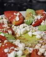 Салат с авокадо, помидорами и фетой