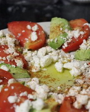 Салат с авокадо, помидорами и фетой