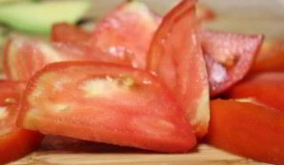 салат с авокадо, помидорами и фетой