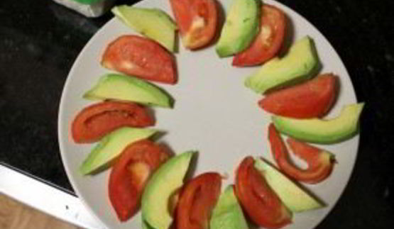 салат с авокадо, помидорами и фетой