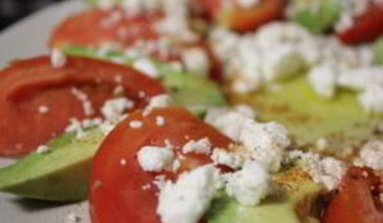 салат с авокадо, помидорами и фетой
