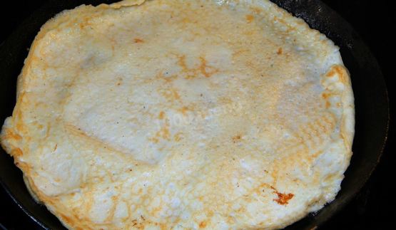 салат с блинами и колбасой