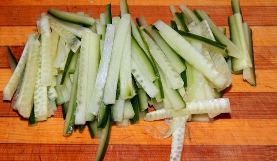 салат с блинами и колбасой