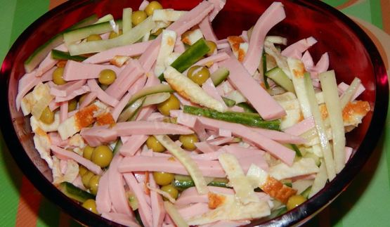 салат с блинами и колбасой