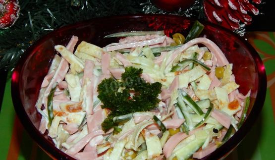 салат с блинами и колбасой