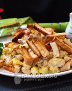 Салат с фасолью, сухариками и колбасой