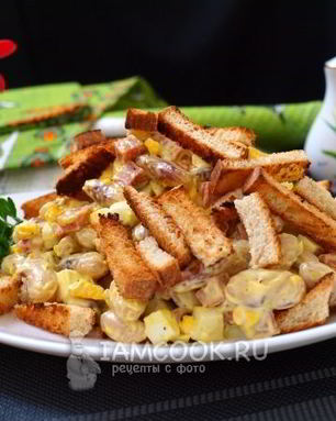 Салат с фасолью, сухариками и колбасой