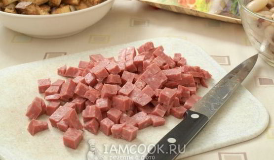 салат с фасолью, сухариками и колбасой