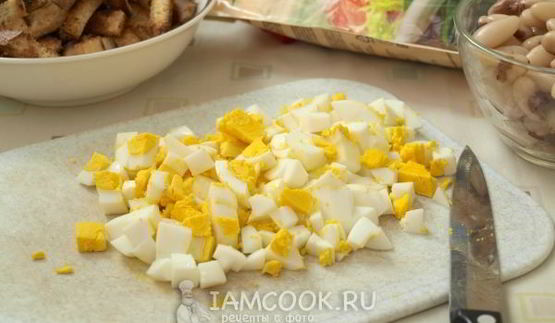 салат с фасолью, сухариками и колбасой