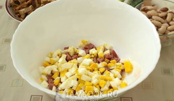 салат с фасолью, сухариками и колбасой