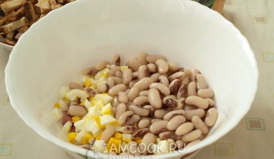 салат с фасолью, сухариками и колбасой