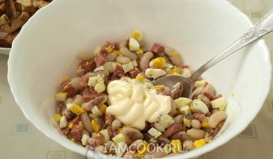 салат с фасолью, сухариками и колбасой