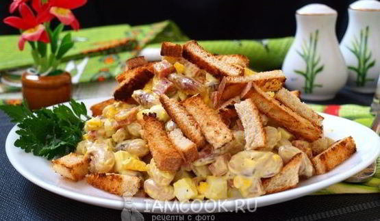 салат с фасолью, сухариками и колбасой