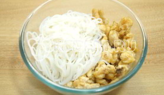 салат с фунчозой и курицей ля-минор