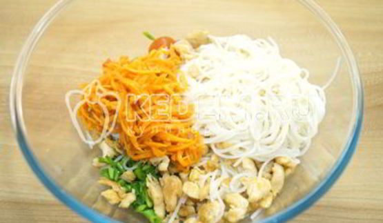 салат с фунчозой и курицей ля-минор