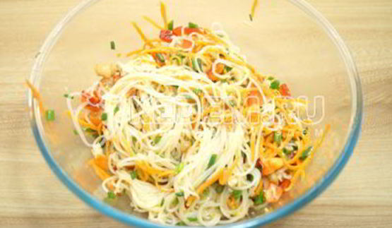 салат с фунчозой и курицей ля-минор