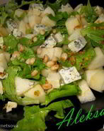 Салат с грушей и голубым сыром