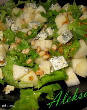 Салат с грушей и голубым сыром