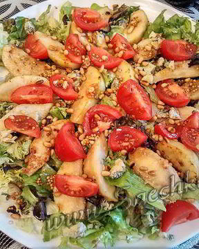 Салат с грушей и сыром